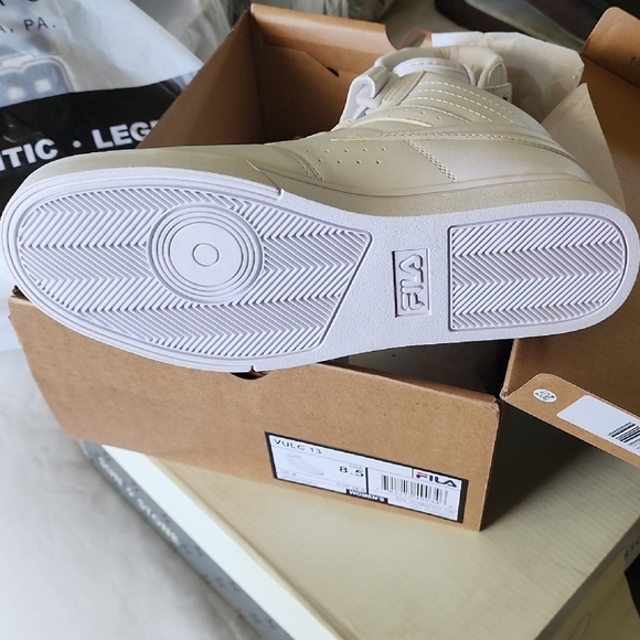 Women's 8.5 VULC 13 FILA New in Box Triple White - Picture 3 of 3